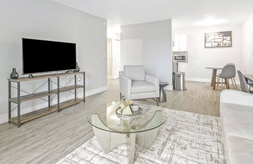 CUF Apartment | Modern Apartment in Prime Location (ID1233X149)