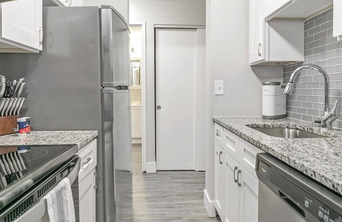 CUF Apartment | Modern Apartment in Prime Location (ID1233X149)