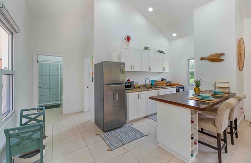 Antoneys Cay Condo | Modern Apartment in West End
