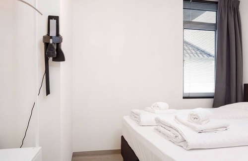 Offingawier Apartment | Modern apartment located directly on the Sneekermeer