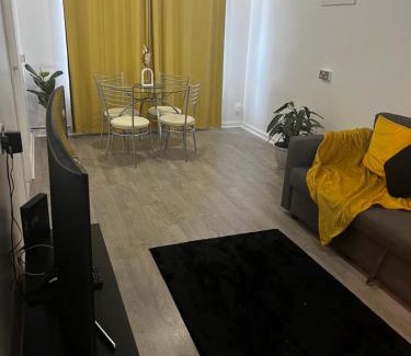 Plaistow Apartment | Modern Apartment near Excel London- sleeps 4!