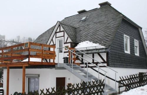 Schwalefeld Apartment | Modern apartment near Willingen with private terrace and use of garden