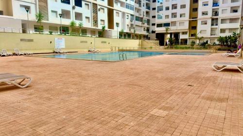 Cite Al Mohammadi Apartment | Modern Apartment Pool Service Airport Shuttle Easy Check-In Cozy Beds 7 Min from Marina