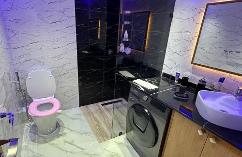 Cite Al Mohammadi Apartment | Modern Apartment Pool Service Airport Shuttle Easy Check-In Cozy Beds 7 Min from Marina