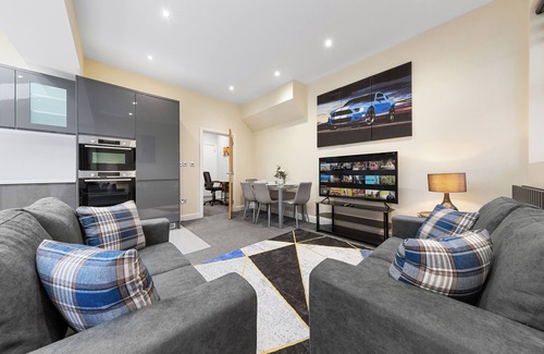 College Park and Old Oak Apartment | Modern Apartment Shepherd's Bush Near Westfield