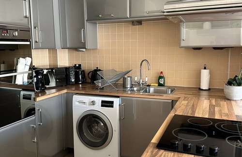 Addiscombe Apartment | Modern apartment, sleeps 4 with sofa bed, free parking