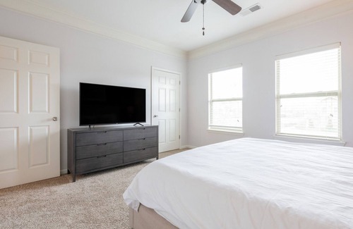 Overland Park Apartment | Modern Apartment in Prime Location (ID5223X32)