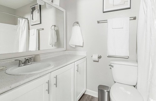 Homewood Apartment | Modern Apartment in Prime Location (ID1211X617)