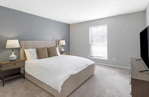 Homewood Apartment | Modern Apartment in Prime Location (ID1211X617)