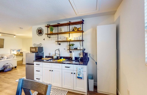Winter Park Apartment | Modern apartment with enclosed yard, central AC, & kitchenette - dog-friendly