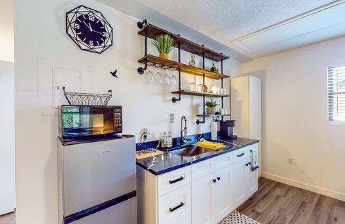 Winter Park Apartment | Modern apartment with enclosed yard, central AC, & kitchenette - dog-friendly