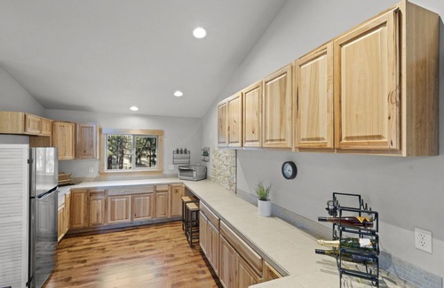 Sisters Apartment | Modern Apartment with fireplace, central A/C, pool & tennis/pickleball court