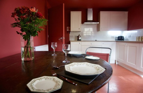 Ipswich Apartment | Modern Apartment with Private Courtyard Garden near the Waterfront, Ipswich