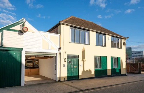 Ipswich Apartment | Modern Apartment with Private Courtyard Garden near the Waterfront, Ipswich