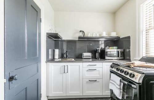 Hamilton Apartment | Modern Apartment with Kitchen on James St