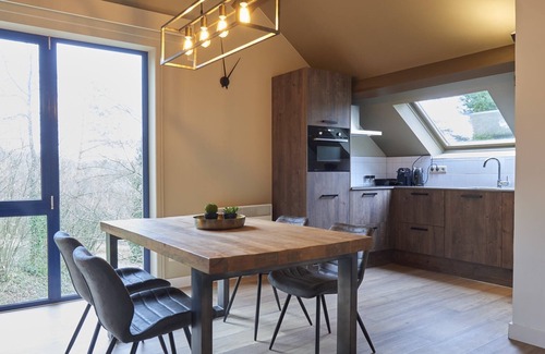 Bohon Apartment | Modern Apartment with Microwave