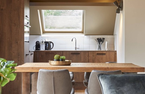 Bohon Apartment | Modern Apartment with Microwave