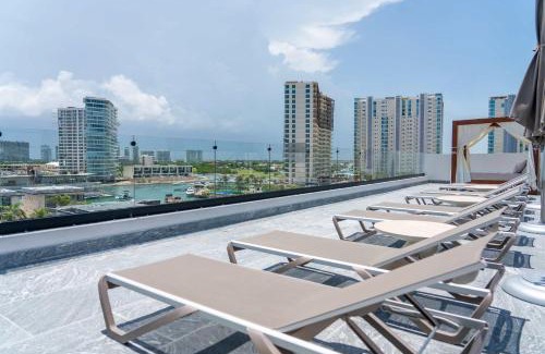 Zona Hotelera Apartment | Modern Apartment with Marina & Beach Access