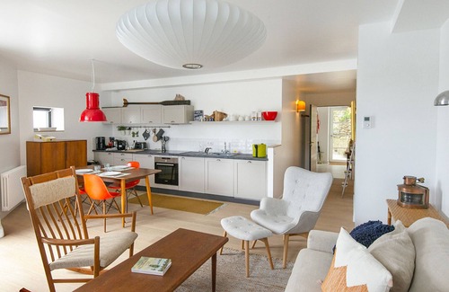 Sauzon Apartment | Modern apartment with port view and balcony in Sauzon