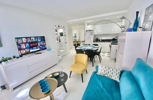 Menton Apartment | Modern apartment with rooftop pool