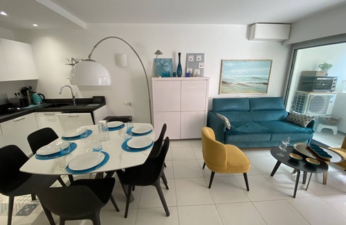 Menton Apartment | Modern apartment with rooftop pool