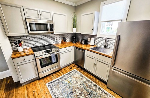 Charlotte Apartment | Modern Apt 86" TV!