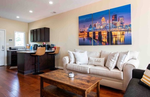 Tyler Park Apartment | Modern Apt above Restaurant. Walkable Shops & Bars