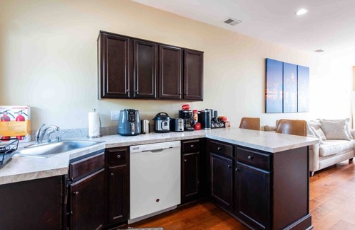 Tyler Park Apartment | Modern Apt above Restaurant. Walkable Shops & Bars