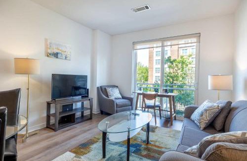 Downtown Apartment | Modern Apt Downtown with Pool