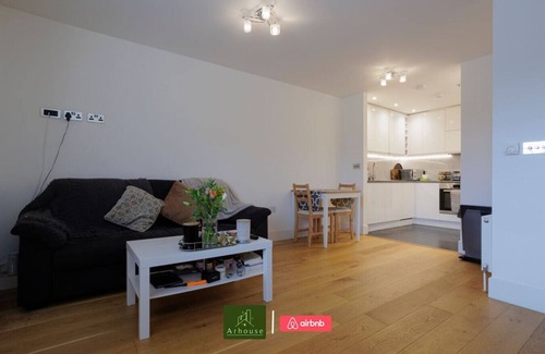 Grove Apartment | Modern Apt next to Station near Hampton Court