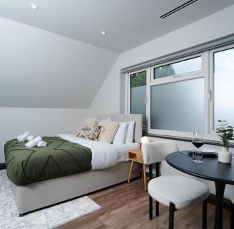 Friern Barnet Apartment | Modern Arnos Grove Studio, Air Conditioning