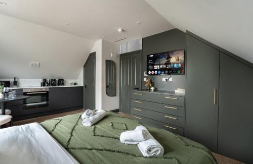 Friern Barnet Apartment | Modern Arnos Grove Studio, Air Conditioning