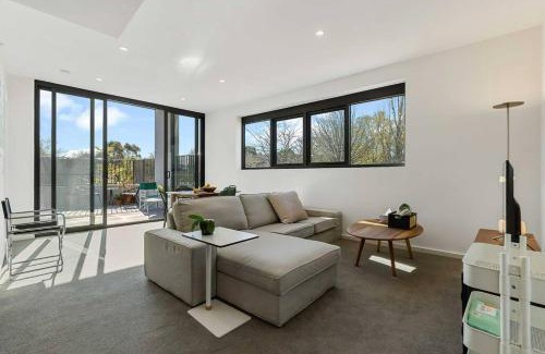 Lyneham House | Modern art and Private Entrance & Plenty Free Parking