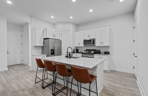 University Hills and Windsor Park House | Modern Austin Getaway & Near Downtown, Lake Travis & Event Venues!