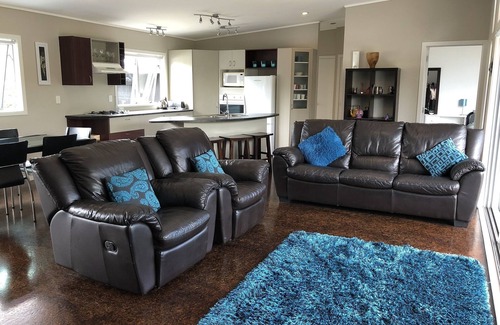 Pauanui House | Modern Bach - 6 min walk to Surf Club