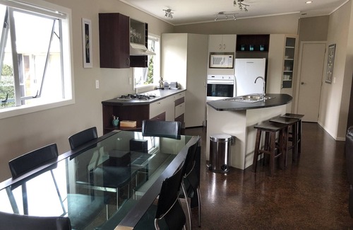 Pauanui House | Modern Bach - 6 min walk to Surf Club