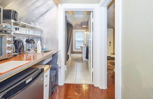 Merritton Apartment | Modern Bachelor Apartment at Pen Centre