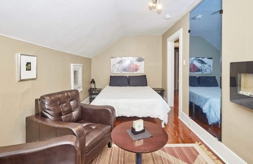 Merritton Apartment | Modern Bachelor Apartment at Pen Centre