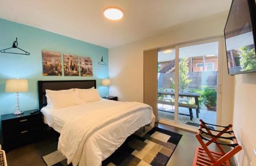 West Woodland Apartment | Modern Ballard Townhouse - 92 Walkscore & Rooftop!