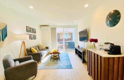 West Woodland Apartment | Modern Ballard Townhouse - 92 Walkscore & Rooftop!