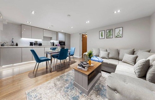 Shaftesbury Apartment | Modern Battersea Apartment - Sleeps 6 & Mini Bar