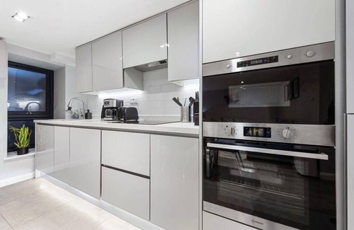 Shaftesbury Apartment | Modern Battersea Apartment - Sleeps 6 & Mini Bar