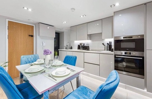 Shaftesbury Apartment | Modern Battersea Apartment - Sleeps 6 & Mini Bar