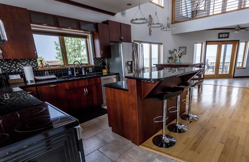 North Greece House | Modern beach front house on Lake Ontario, 2-bedroom, AC & WiFi in lovely Hilton.