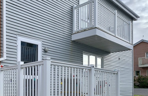 Pembroke House | Modern beach house 3 bed, 3 bath, balcony, sea view