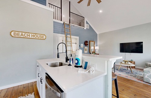 Port Bolivar House | Modern beach house with full kitchen, loft & balcony, close to the beach