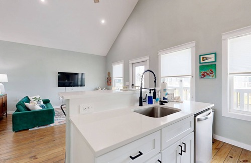 Port Bolivar House | Modern beach house with full kitchen, loft & balcony, close to the beach