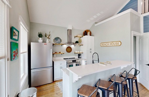 Port Bolivar House | Modern beach house with full kitchen, loft & balcony, close to the beach