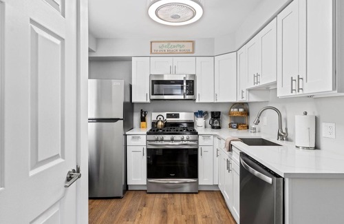 Ventnor City Condo | Modern Beach Retreat! Sleeps 6 - Big Yard & BBQ