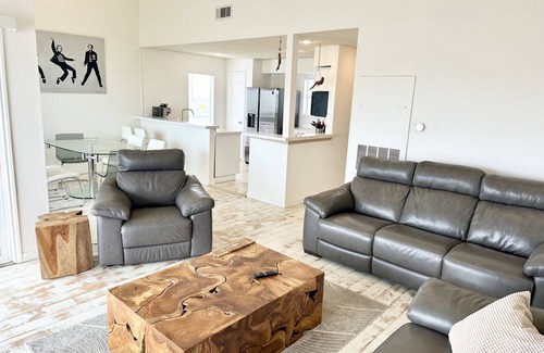 Galveston House | Modern Beach Side 3 Bedroom with a View